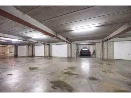 garage à vendre dans un emplacement de premier choix à mi...