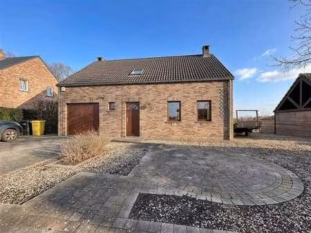 a deux pas des axes routiers et commodités citadines: belle