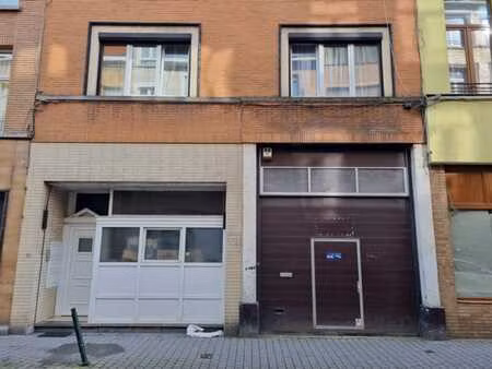 bureaux + entrepôt/dépôt offrant une surface total de 800 m²