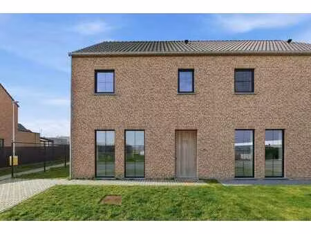moderne gezinswoning met 3 slaapkamers en tuin in het gro...