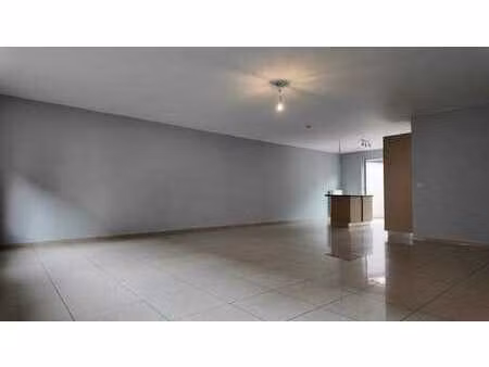 rdc spacieux 3 chambres + cour+2 praking