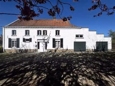 maison spacieuse avec 4 chambres  2 garages et jardin!