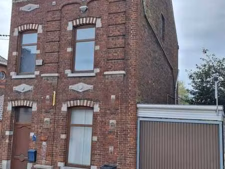 vaste maison avec garage & jardin dans une rue calme