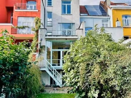 élégante maison de maître avec jardin et spacieux volumes