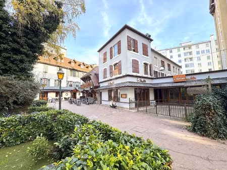 au cœur d’annecy  vente de murs commerciaux avec appartement