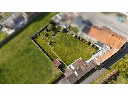 spacieuse maison sur un grand terrain avec de nombreuses ...