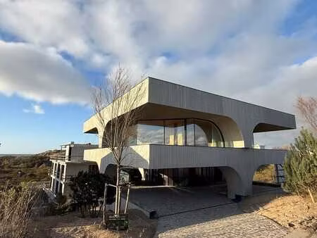 villa jumelée brutaliste avec vue sur mer à sint-andré