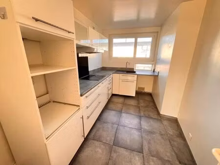 beau trois-pièces avec balcon.