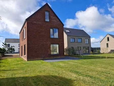 maison neuve dans un environnement verdoyant