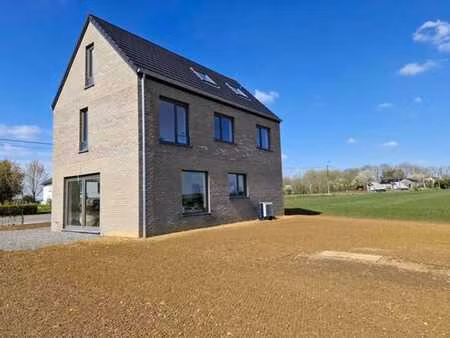 maison neuve dans un environnement verdoyant