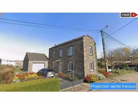 belle maison en pierre du pays avec un grand jardin.