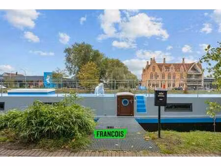 péniche parfaitement entretenue et rénovée à bruges