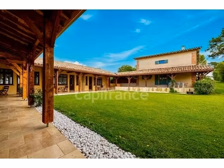 proprieté de plus de 700m2 habitables sur 1 24 hectare de terrain  piscine et vue exceptio