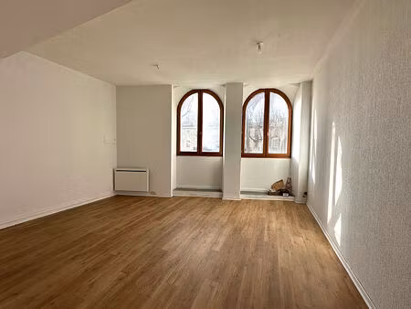 local 57 m² usage bureaux premier étage proche gare et tribunal avec trois espaces modulab