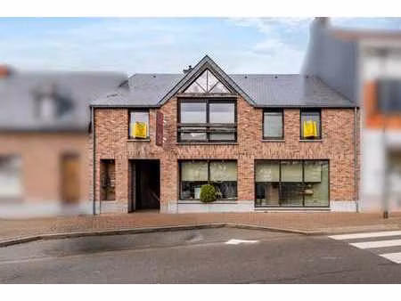 immeuble de 2 appartements et 1 commerce transformable