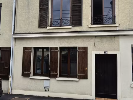 studio de 26m2 - plein centre ville de limours -