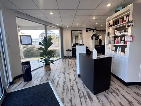 murs et fonds de commerce d'un salon de coiffure + stationne