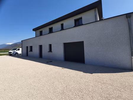 immeuble mixte activité / bureaux / logement à aiton (73)