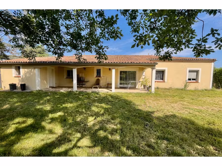 située à fongrave  venez découvrir cette maison de plain-pied de 171 m²  implantée sur un 