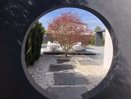 ecrin de design et nature : contemporaine avec piscine