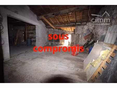 a vendre deux granges chacune sur deux niveaux à rénover