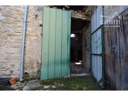 a vendre deux granges chacune sur deux niveaux à rénover