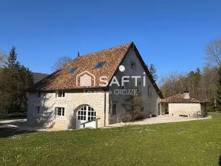 proche besançon  vaste propriété avec piscine.