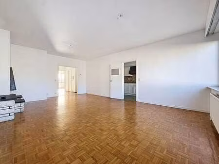 croix de guerre : appartement 2 chambres. possibilité garage