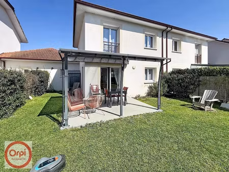 location meublée maison 4 pièces 95 m² à artiguelouve (64230)  1 500 €