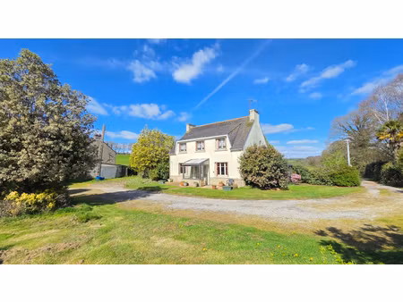 ensemble de deux maisons  une longère  un hangar sur 8400 m2 edern 6 pièce(s) 187 m2