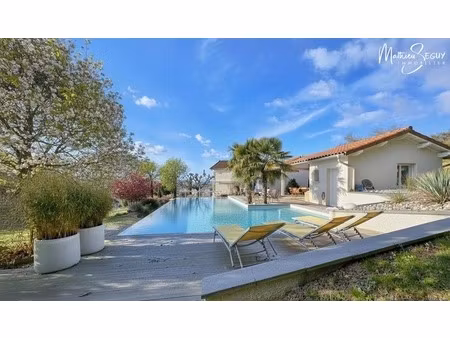 propriété exceptionnelle à valeille (42) avec parc agréamenté d'une piscine à débordement