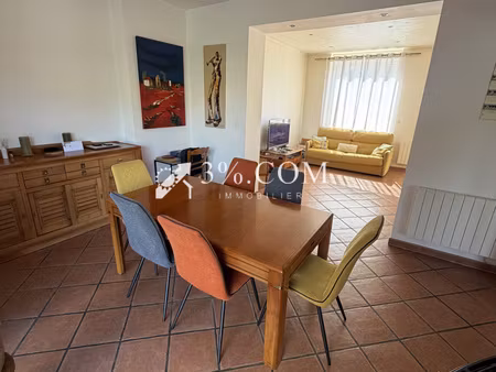 maison de ville  entièrement rénovée  2 chambres  terrasse et jardin.