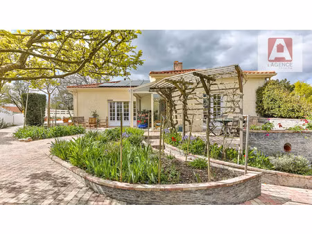 vente maison à coëx (85220) : à vendre / 182m² coëx