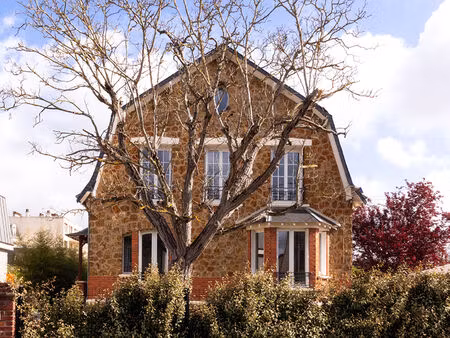 superbe meulière rénovée et sa dépendance