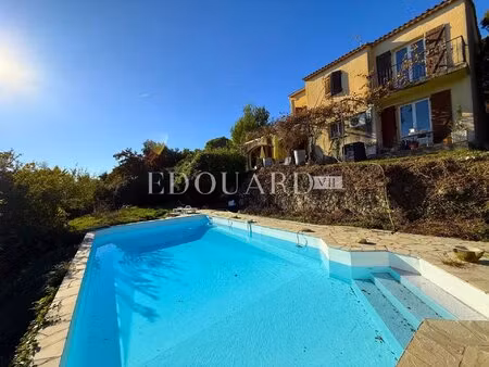villa à rénover avec piscine et vue panoramique exceptionnelle sur la mer jusqu'aux côtes.
