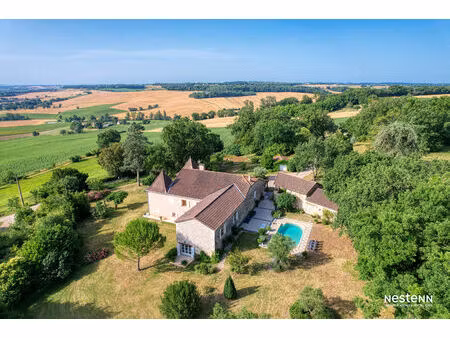 a vendre maison en pierre rénovée de 295 m² avec gîte  parc arboré  piscine et 550 m² de d