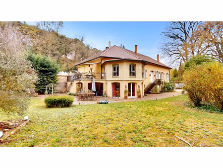 cremieu - belle demeure - 9 pieces sur terrain boise et arbore