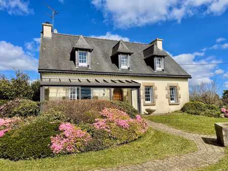 maison grands volumes avec jardin arboré & dépendances sur 1 900 m² de terrain.