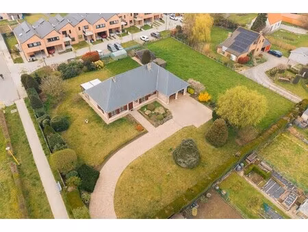 prachtige instapklare laagbouwvilla op een zeer ruim perceel