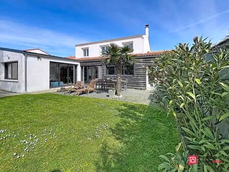 maison familiale au coeur de saint xandre 8 pièce(s) 196 m2