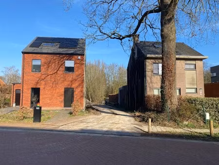 bouwgrond voor gesloten bebouwing met uitzicht op groen.