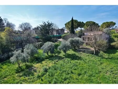 fort potentiel ! terrain constructible de 2300m² avec maison à rafraichir proche d'uzès
