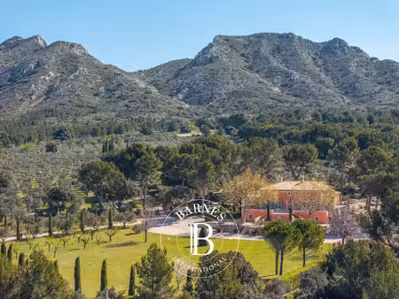alpilles - les baux de provence - propriete 478m² - 6 chambres- domaine 2 75 ha -...