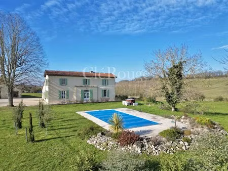 elégante propriété en pierre avec 2 gîtes  piscine et grange située dans le triangle d'or.