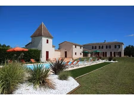 maison familiale et lumineuse avec maison d'amis  piscine et jardin.