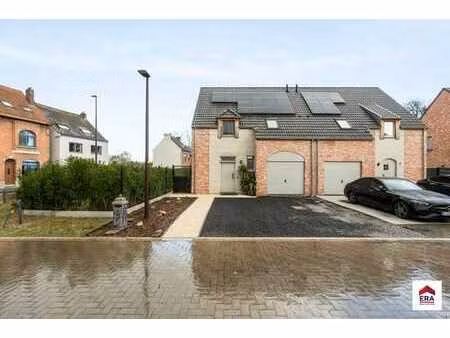 maison moderne 3 façades avec garage et grand jardin