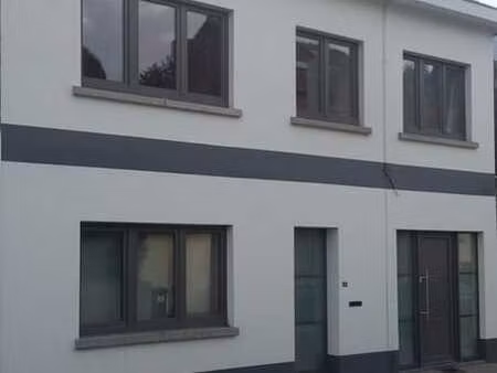 spacieuse maison rénovée idéalement située!