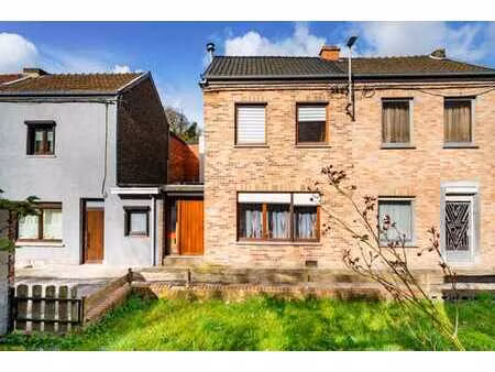 agréable maison en parfait état avec jardin et garage.