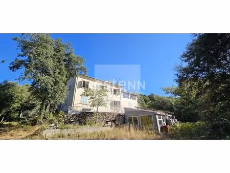 grande maison   terrain et vue