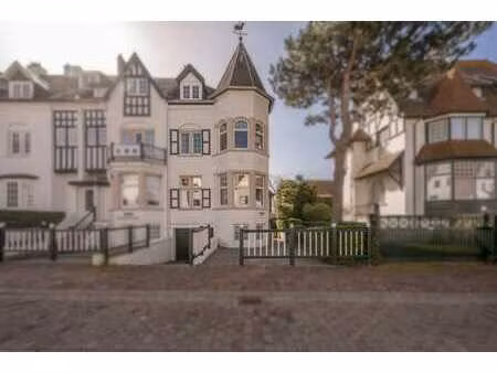 villa de style éclectique avec garage et places de stationn